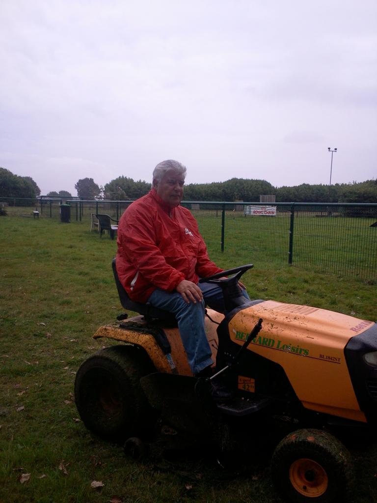 Christian sur son tracteur -tondeuse